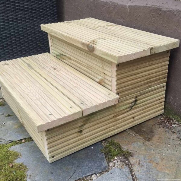 decking-hot-tub-steps