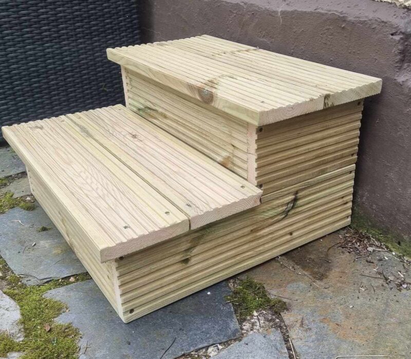 decking-hot-tub-steps